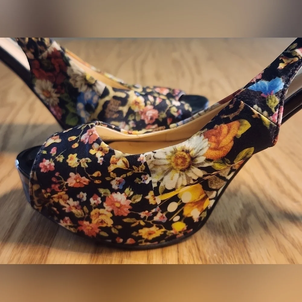 GUESS Hondo 2 Black Floral Open Toe Platform Heels 8.5